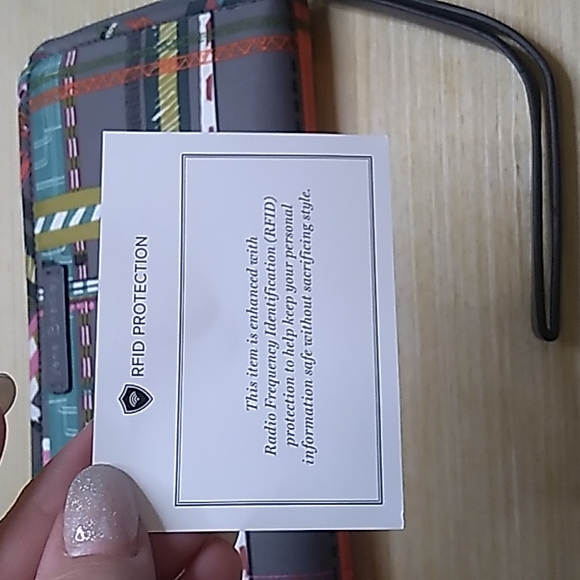 7.5 x 4 inches Vera Bradley RFID Wallet Midtown Wristlet City Plaid - Picture 5 of 8